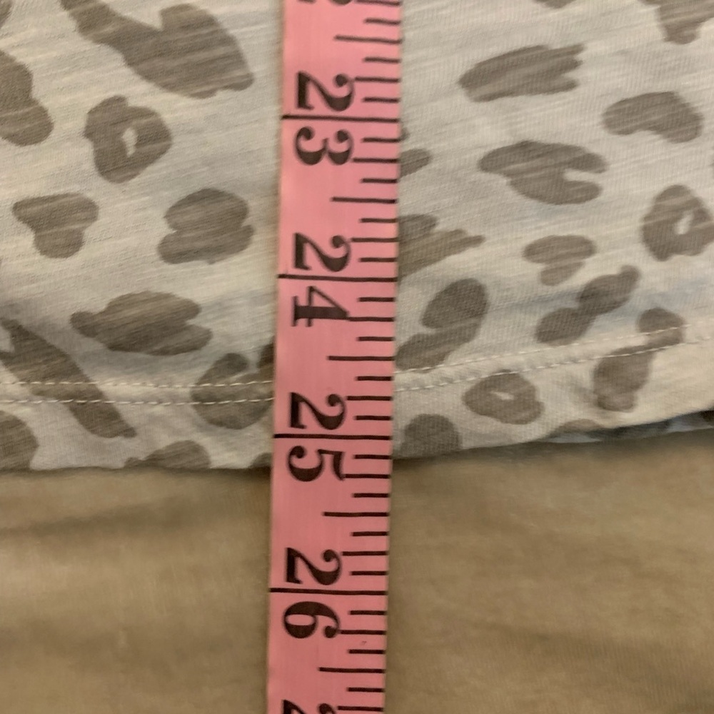 Old Navy Gray Leopard Print Women's Top size Medium EUC B59 - Picture 5 of 6